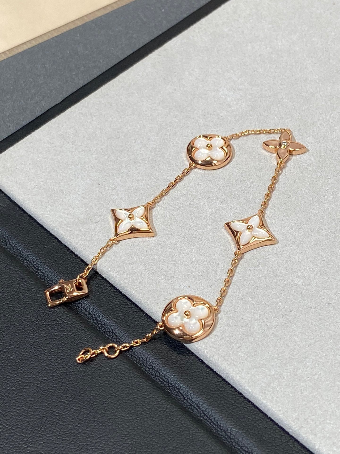 [AuraEcho]STAR AND SUN 5 MOTIF MOP PINK GOLD BRACELET
