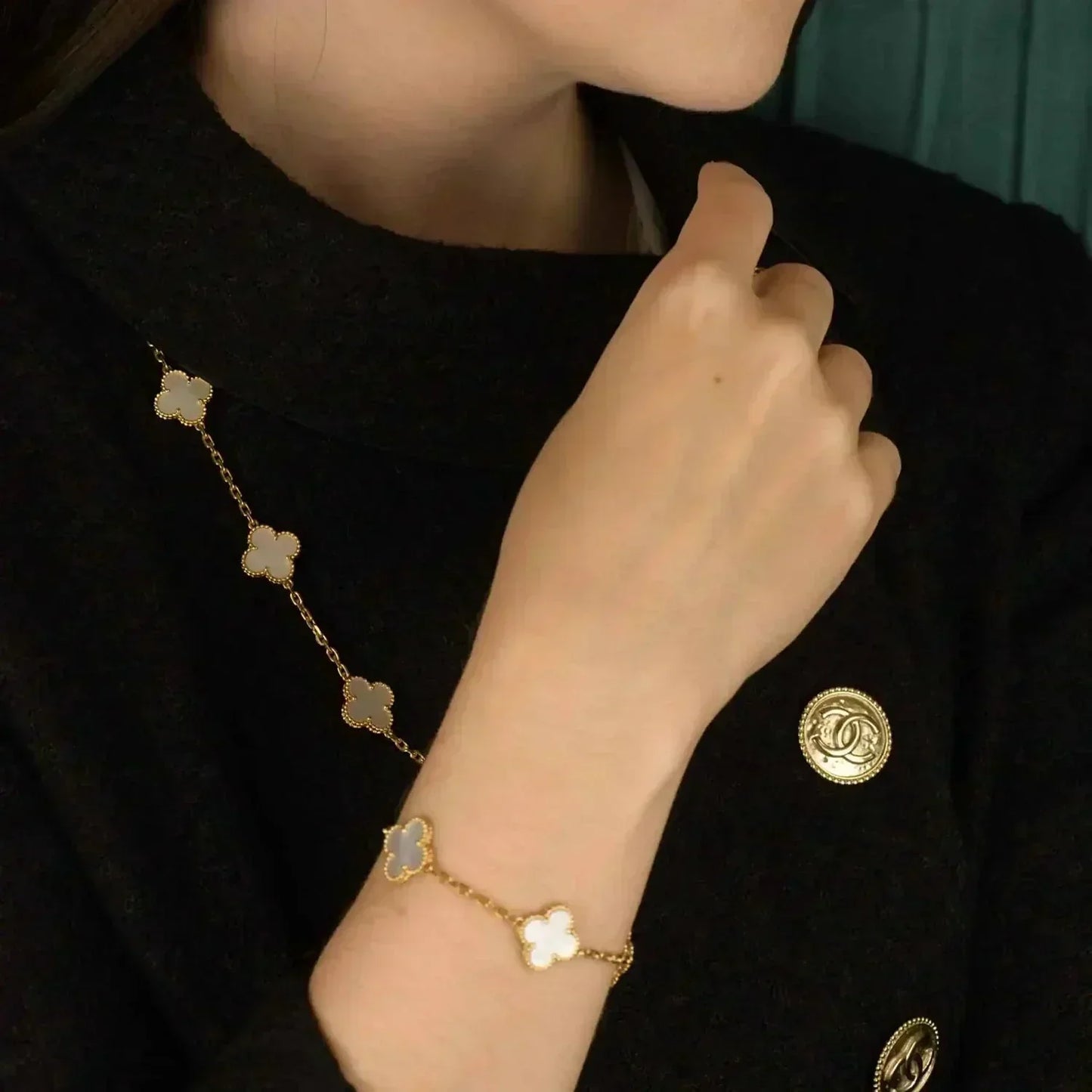 [AuraEcho]CLOVER  5 MOTIF WHITE MOP BRACELET